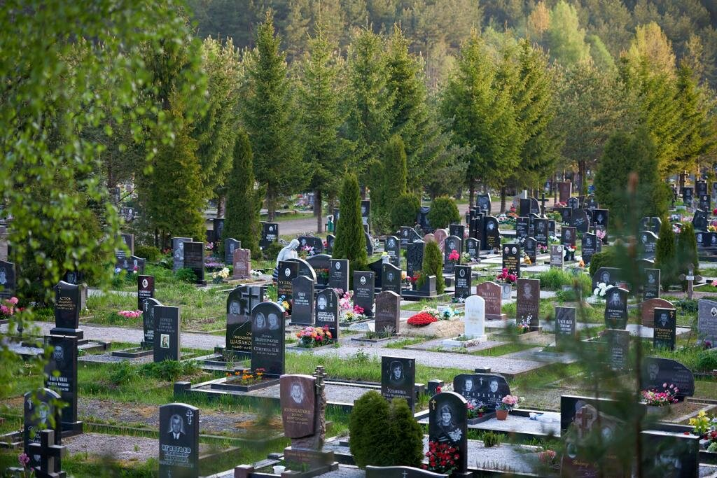 На кладбище