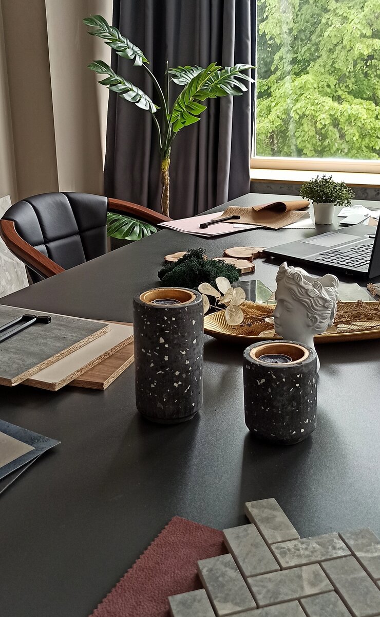 Мозаика Silver River из коллекции Marble Trend на столе нашего дизайнера KERRANOVA