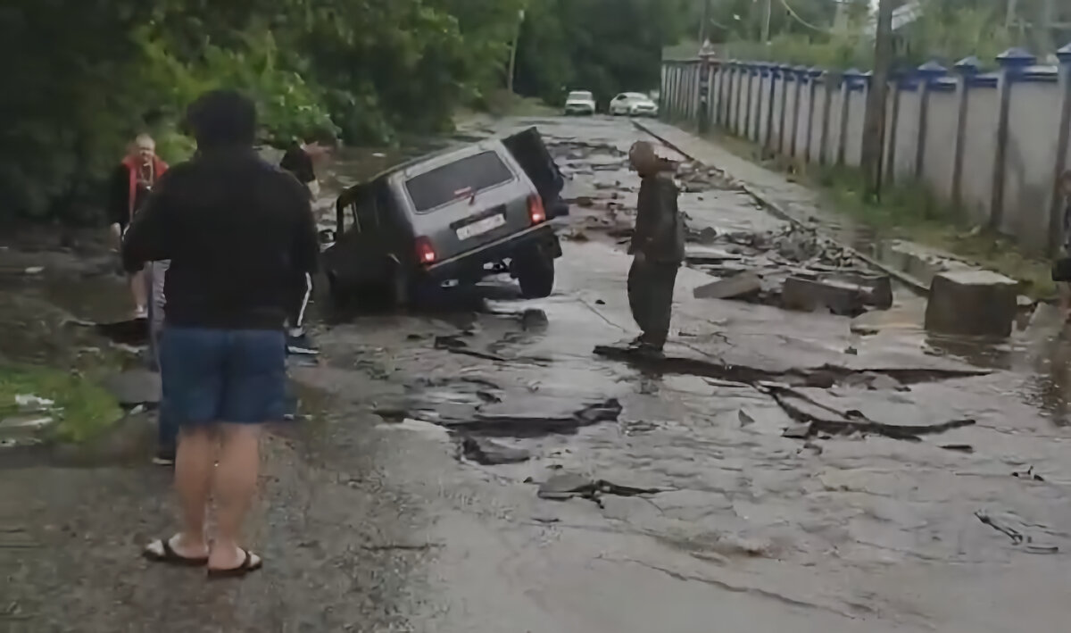 Нива провалилась в асфальт