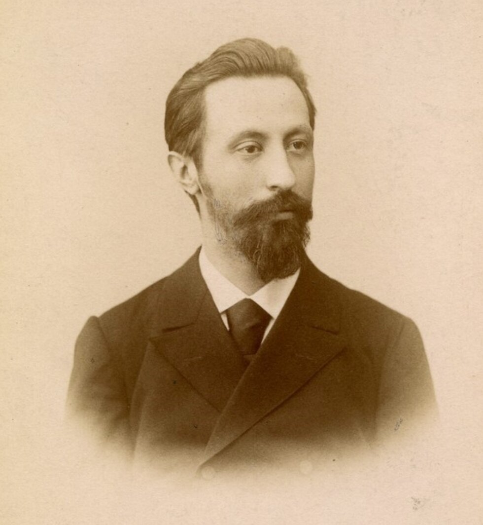 Дальний родственник  Валериана Эдуардовича по отцовской линии - Иван Михайлович Гревс