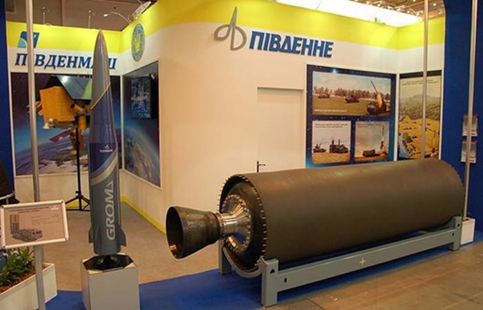 Макет ракеты «Гром-2» и твердотопливная ступень в разделе государственного конструкторского бюро «Южное» им. М. К. Янгеля (ныне КБ «Пıвденне») и ПО «Южный машиностроительный завод им. А. М. Макарова» (ныне Пıвденмаш).. Фото: ДКА