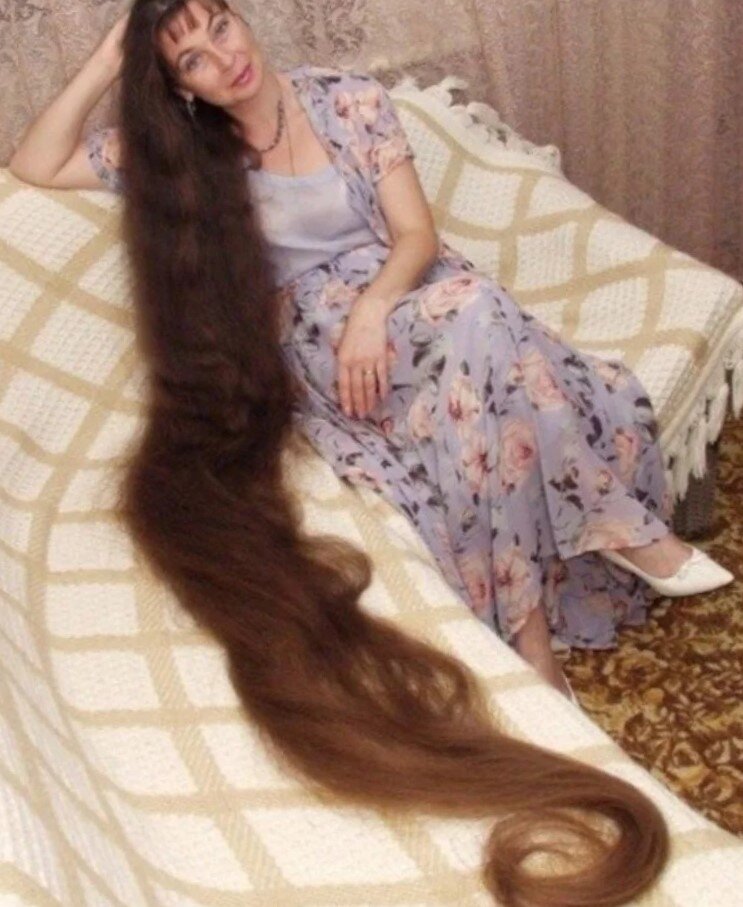 «Повод для гордости»: зачем женщины отращивают экстрадлинные волосы и как с ними живут