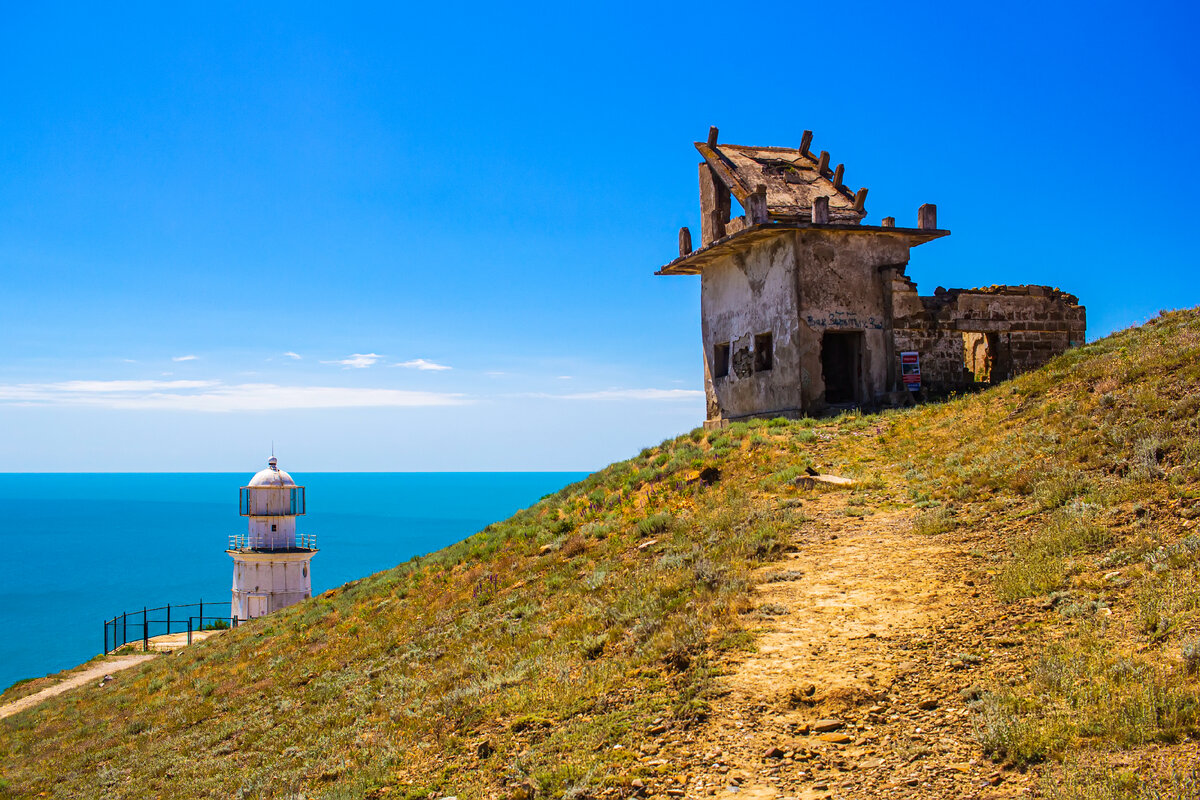 Маяк на мысе Меганом. Фото автора