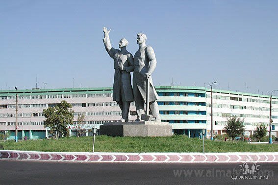 Алмалык узбекистан. Памятник в городе Алмалыке. Алмалык город в Узбекистане. Город Алмалык Узбекистан Ташкентская область. Алмалык монумент Дружба народов.