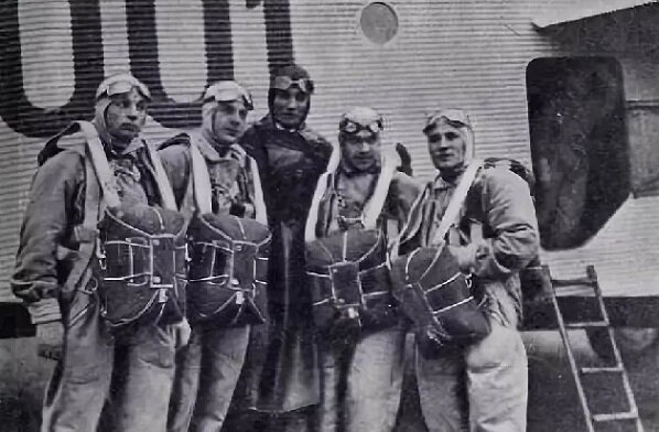 Первые советские парашютисты в ходе занятий в июле 1930-го года. Леонид Минов в центре.