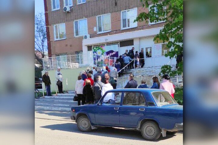 Очередь в поликлинику № 10, Саратов. lizagubernii.ru