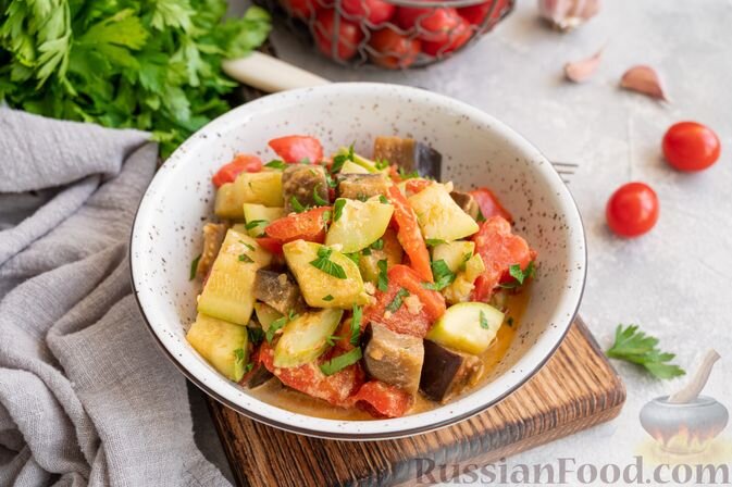 кабачки, баклажан, перец болгарский красный, помидоры, чеснок, сметана, масло растительное, соль, перец чёрный молотый, зелень петрушки