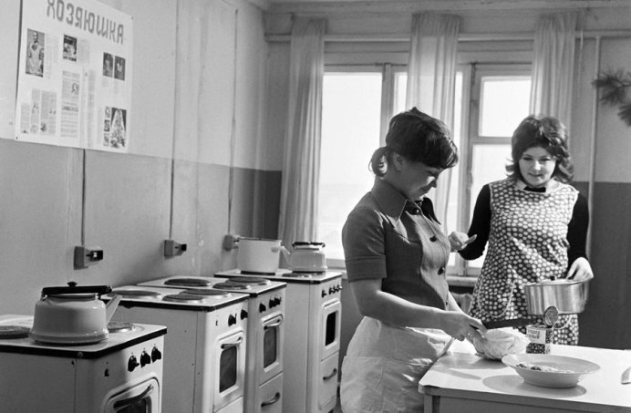 На кухне студенческого общежития. Вкусности, привозимые из дома, делили на всех. Фото из свободных источников