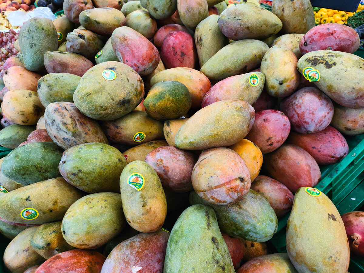 Налетай, манго подешевело! В этом году явный урожай, потому что цена меньше 100 рублей на наши деньги