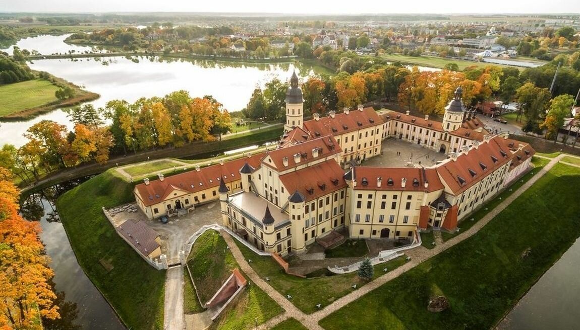 Фото с сайта: https://motellook.ru/b/gde-nahoditsa-nesvizskij-zamok-mestopolozenie-nesvizskogo-zamka-na-karte-nesviza-i-opisanie.html