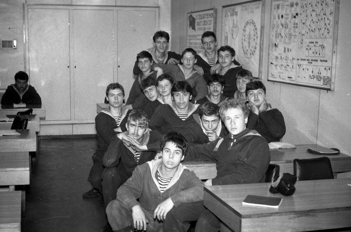 Второй учебный взвод на парусной практике в 1984 году.
