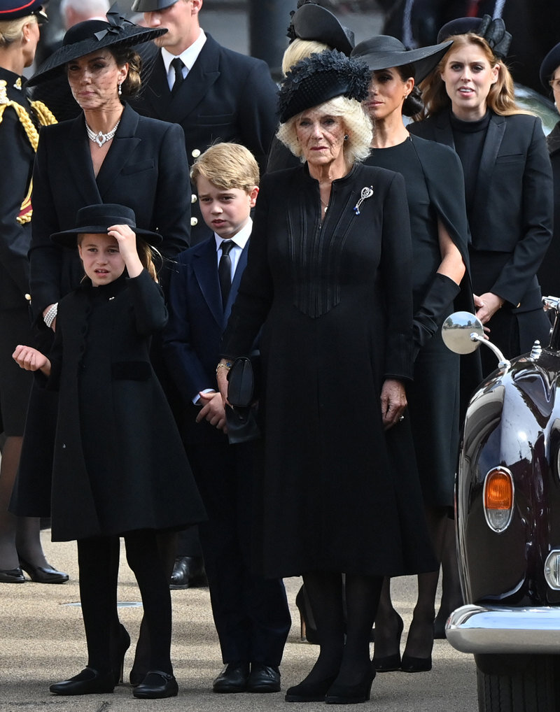    Юная принцесса Шарлотта в компании брата и виндзорских дам на похоронах королевы Legion-Media