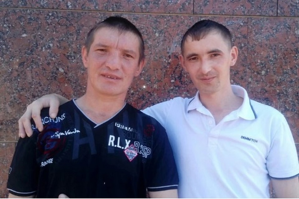     Рустам с родным братом Ренатом. Фото предоставлено родственниками Рустама.