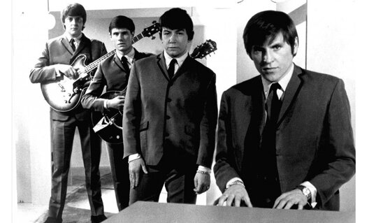 Алан Прайс на переднем плане