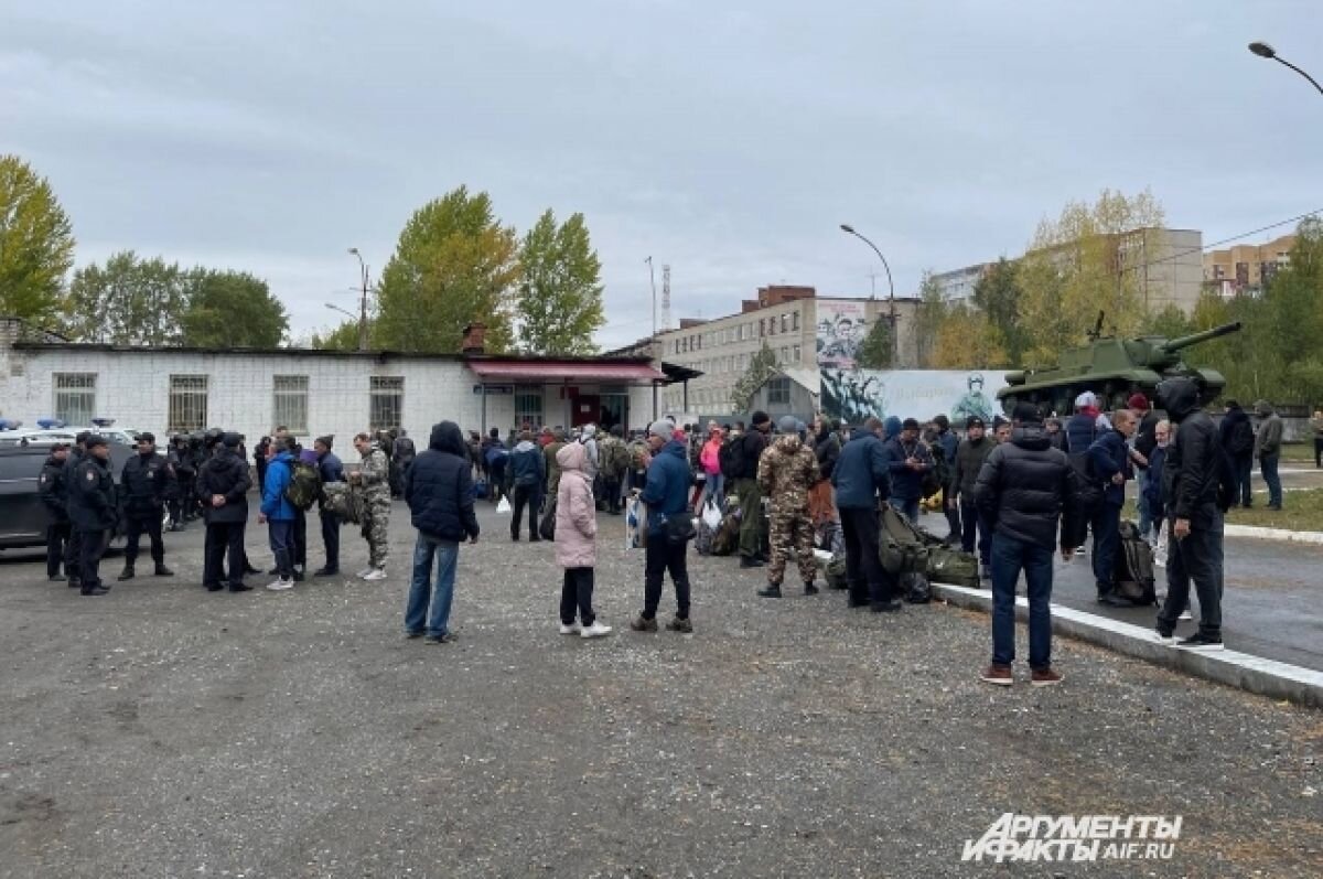    В пермском военкомате на улице Докучаева провожают мобилизованных