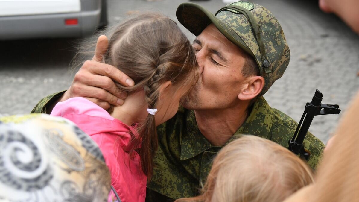    Мужчина, призванный на военную службу в ходе частичной мобилизации, прощается с родственниками на площади Нахимова в Севастополе© РИА Новости / Константин Михальчевский