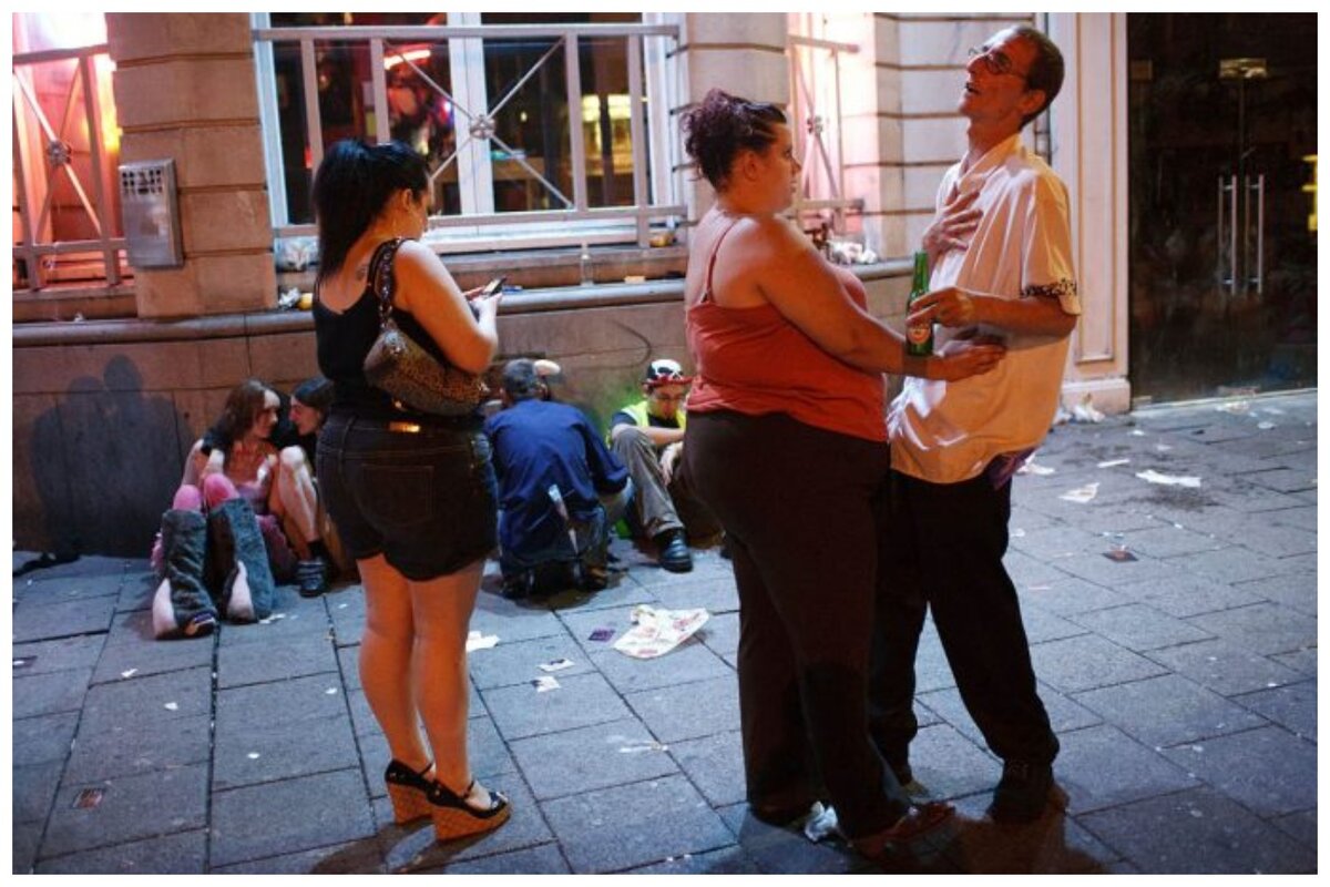 Данная картинка из общедоступных ресурсов сети интернет принадлежит только ее автору, польскому фотографу Мацей Даковичу, который путешествуя по всему миру, посетил в том числе и Лондон и заснял как там отдыхают обыкновенные люди.