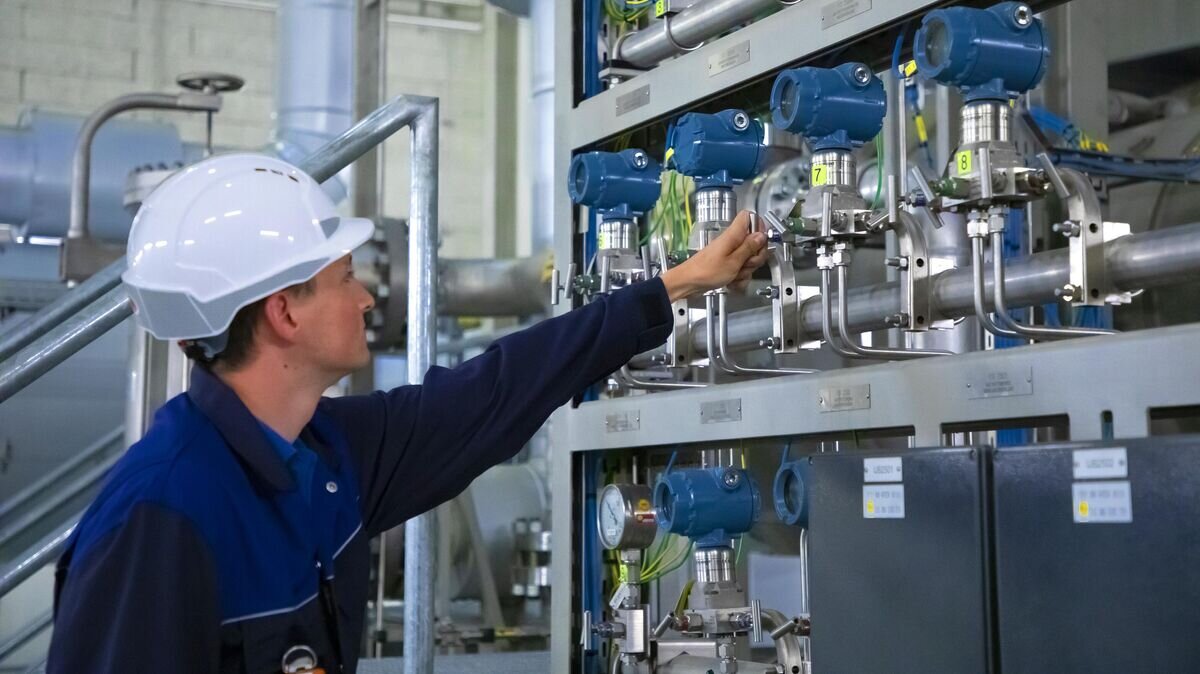    Сотрудник центрально-европейского газового хаба в Баумгартене© РИА Новости / Стрингер