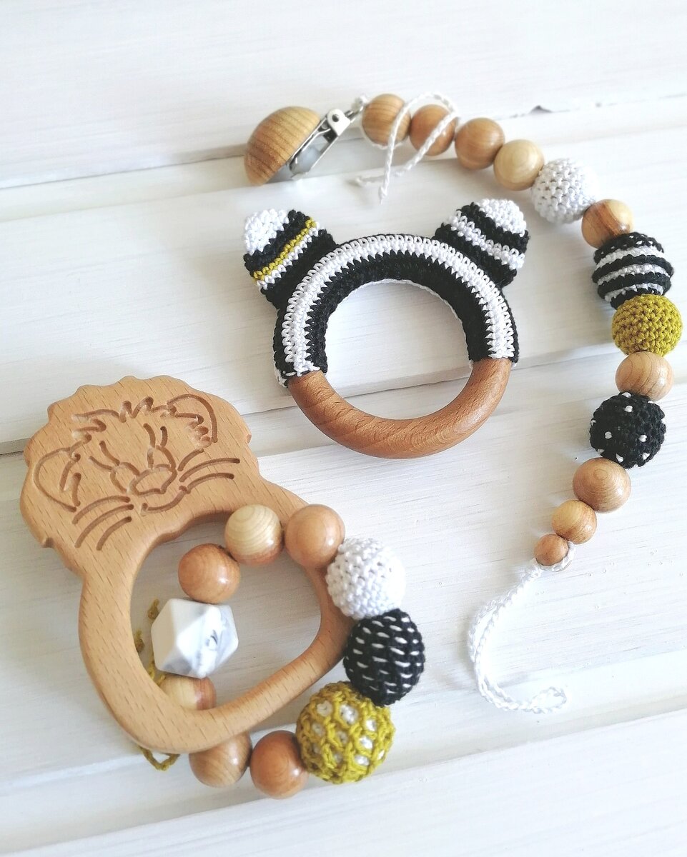 Набор экоигрушек и аксессуаров для малышей в контрастных цветах. Материалы: можжевельник, бук, хлопок. 