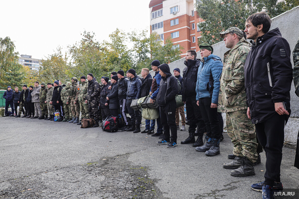 32 городок екатеринбург. Мобилизованные лагерь. Мобилизация 32 городок Екатеринбург. Сысерть мобилизация фото. 32 Военный городок в Екатеринбурге мобилизация.