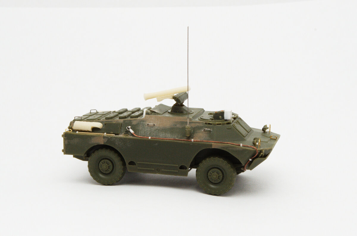  Сымитированы следы путешествия антенного ввода «на корму и обратно». Хорошо заметны зашпаклеванные след от крпления блока наблюдательных приборов и стык борта и крыши.