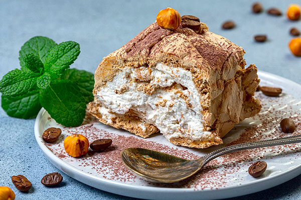 Кусочек меренгового рулета. 