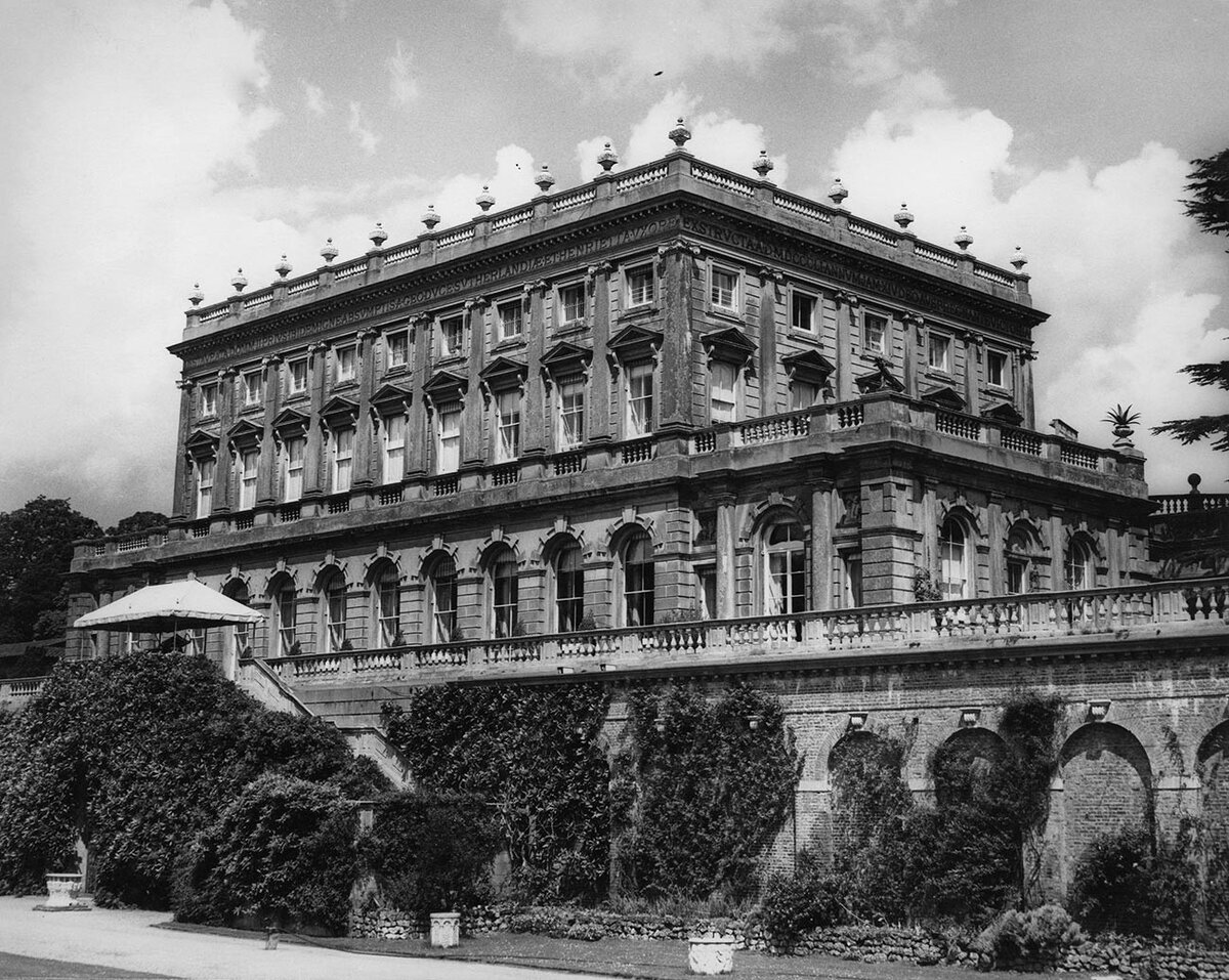 Getty Images. Клеведон, загородный дом лорда Астора в Бакингемшире, 28 июня 1963 г. Кристина Килларни встречается с военным министром Великобритании Джоном Профом на частной вечеринке.