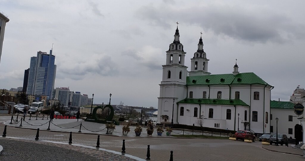 Вид с Верхнего города на начало пр. Победителей. Фото автора