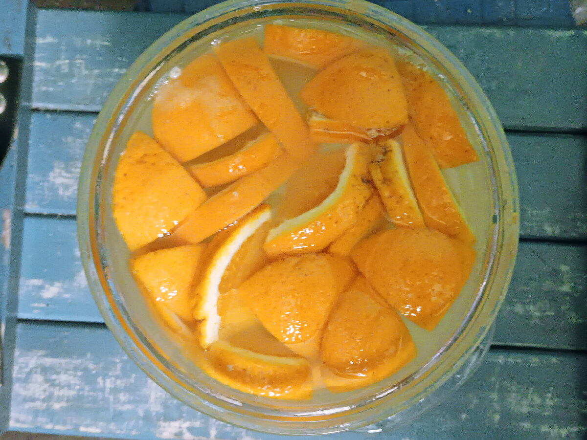 В таком виде квасу из апельсина нужно простоять сутки. 