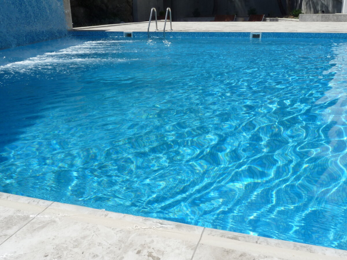 Бассейн с чистой водой