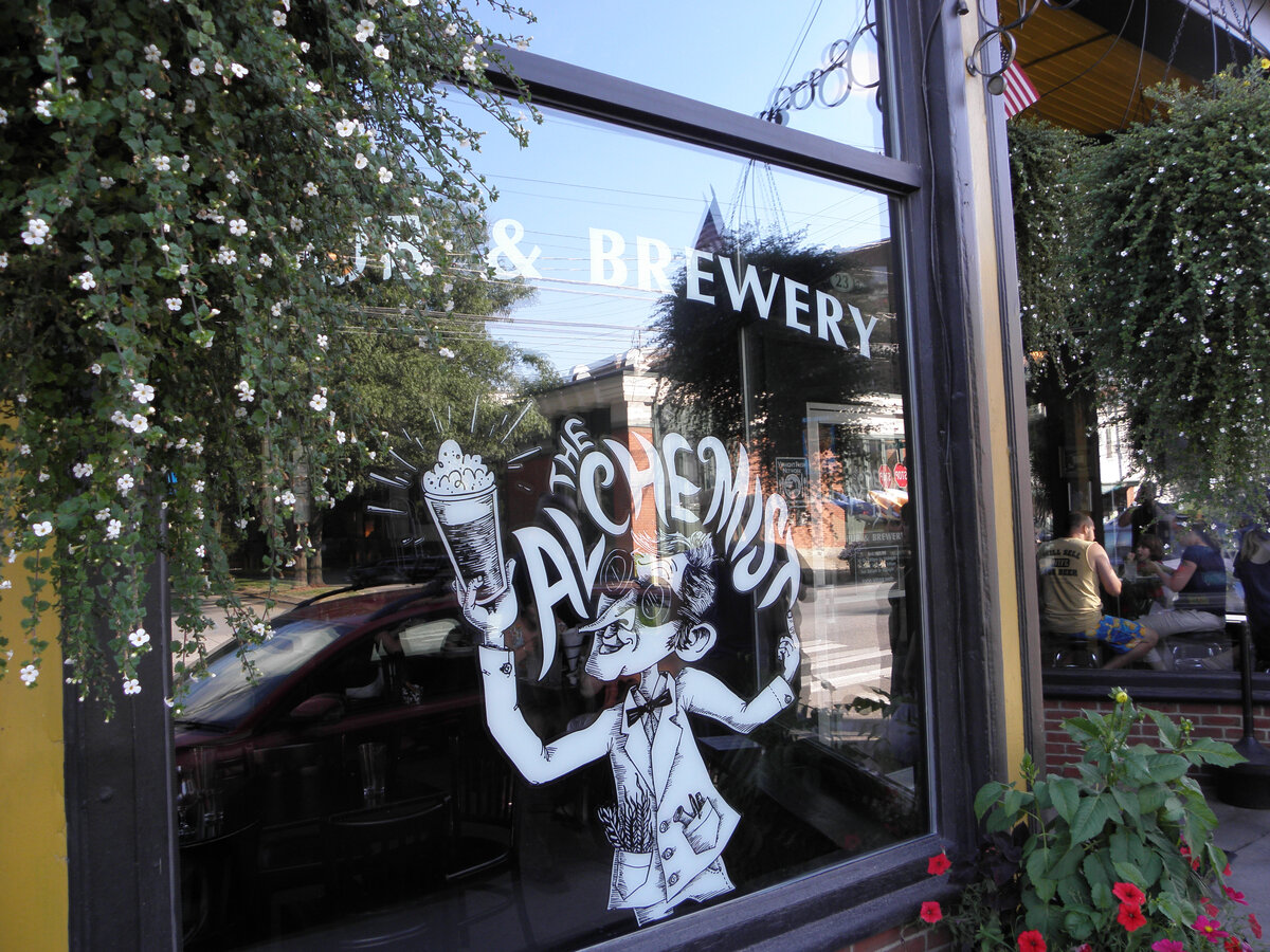 Паб The Alchemist в 2009, до «Ирен». Фото:  Dan Century https://www.flickr.com/photos/dancentury/3777368012/