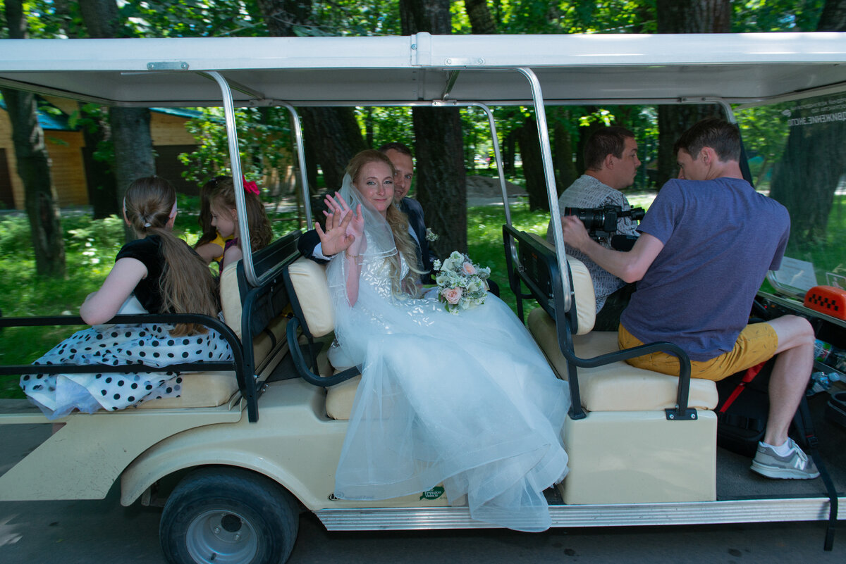 Прогулка молодоженов по парку