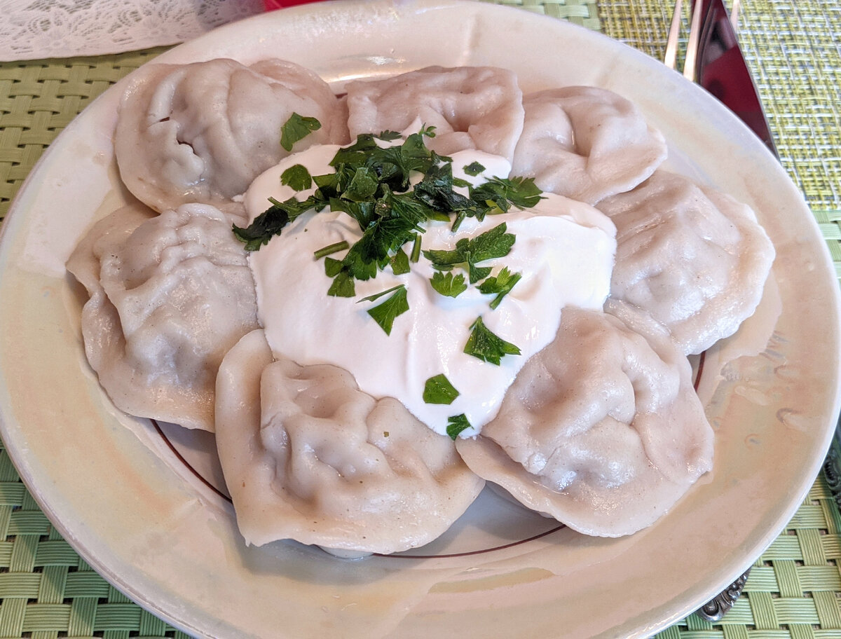 Пельмени со сметаной, компот