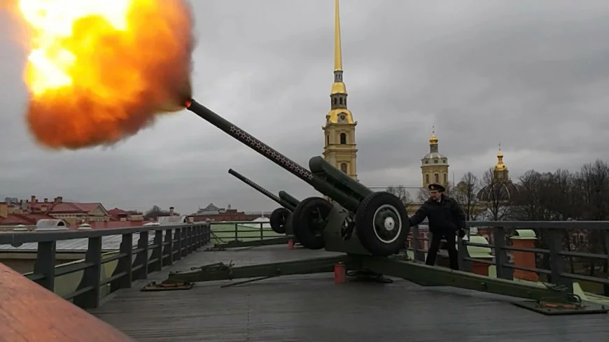 6 (18) февраля 1865 года над Невой впервые был произведён пушечный выстрел со двора Адмиралтейства точно в полдень