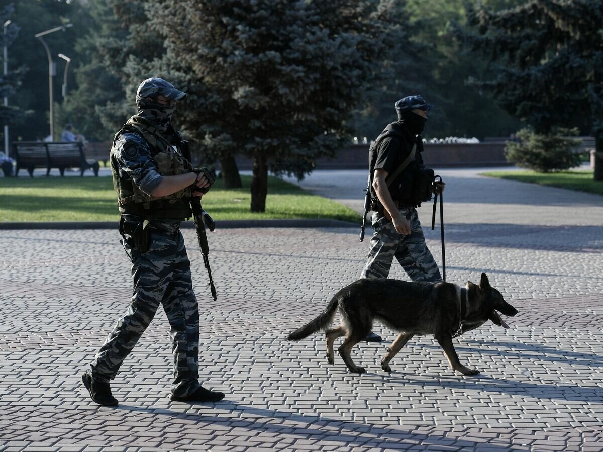    Сотрудники полиции во время дежурства в Мелитополе© РИА Новости / Константин Михальчевский