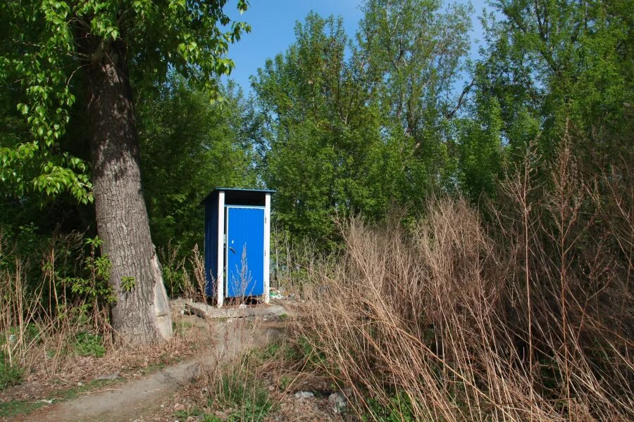 Туалет на конечной остановке автобусов "Центр". Сергей Кулыгин, "БР"   📷