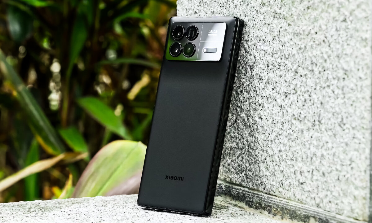 Xiaomi Mix Fold 3 в сложенном состоянии