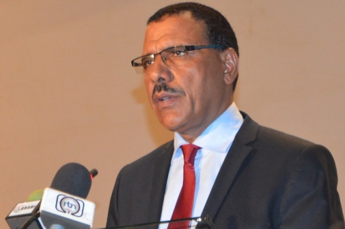    Делегация ЭКОВАС провела встречу с отстраненным президентом Нигера Базумом