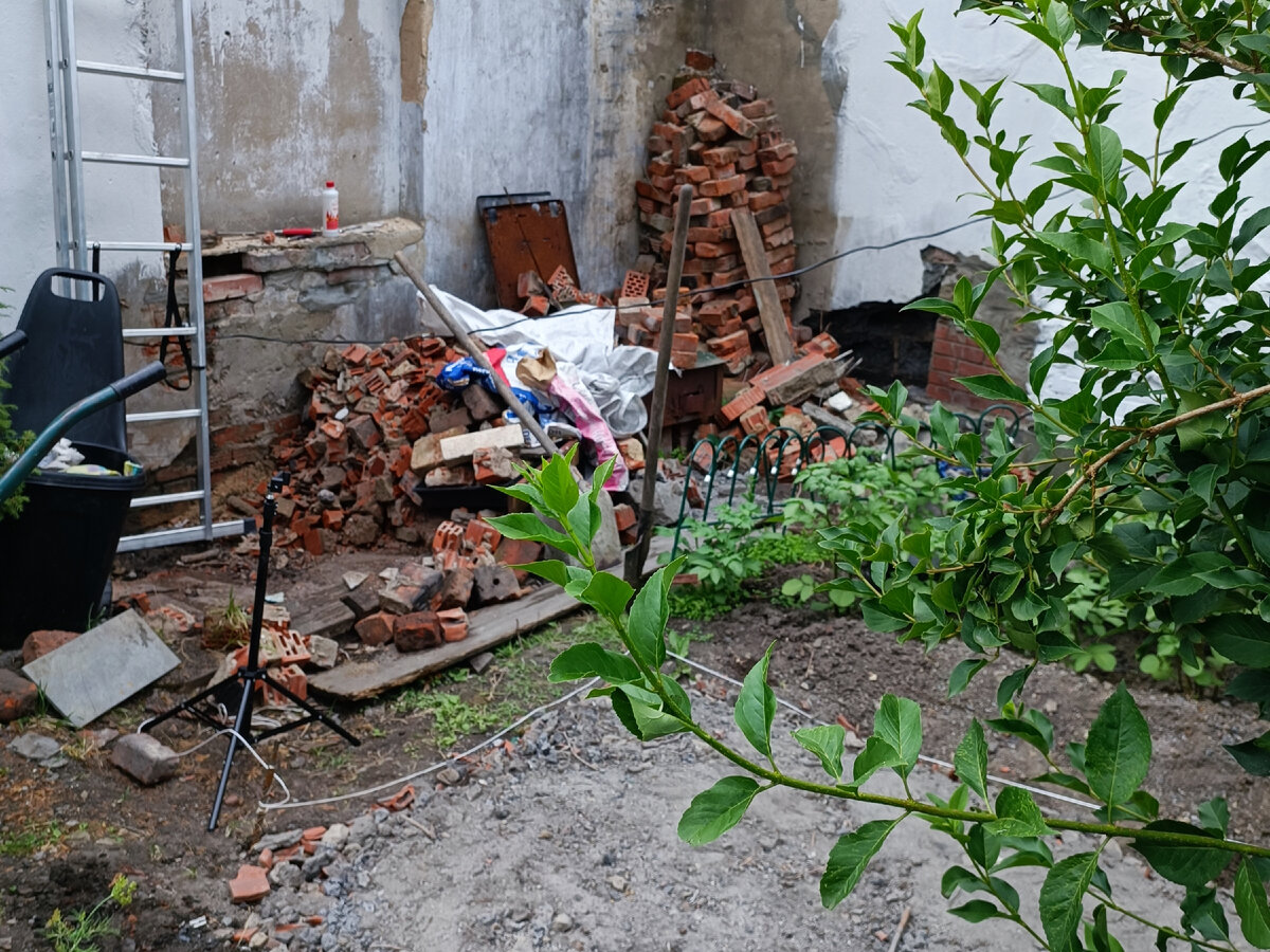 Вот так выглядел этот угол в начале лета