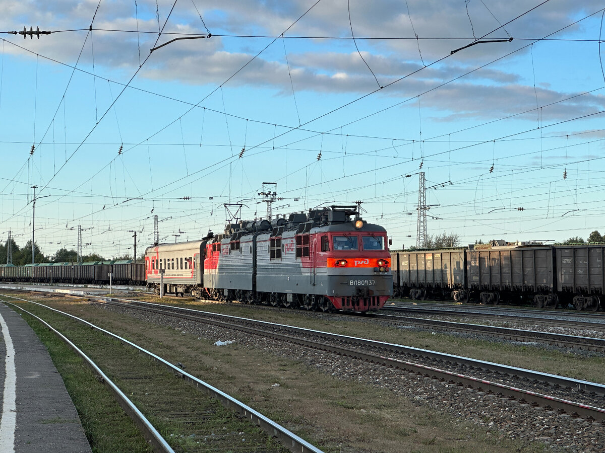 Электровоз ВЛ80С-137 (ТЧЭ-11 Лоста) с вагоном-лабораторией, 21.08.2023
