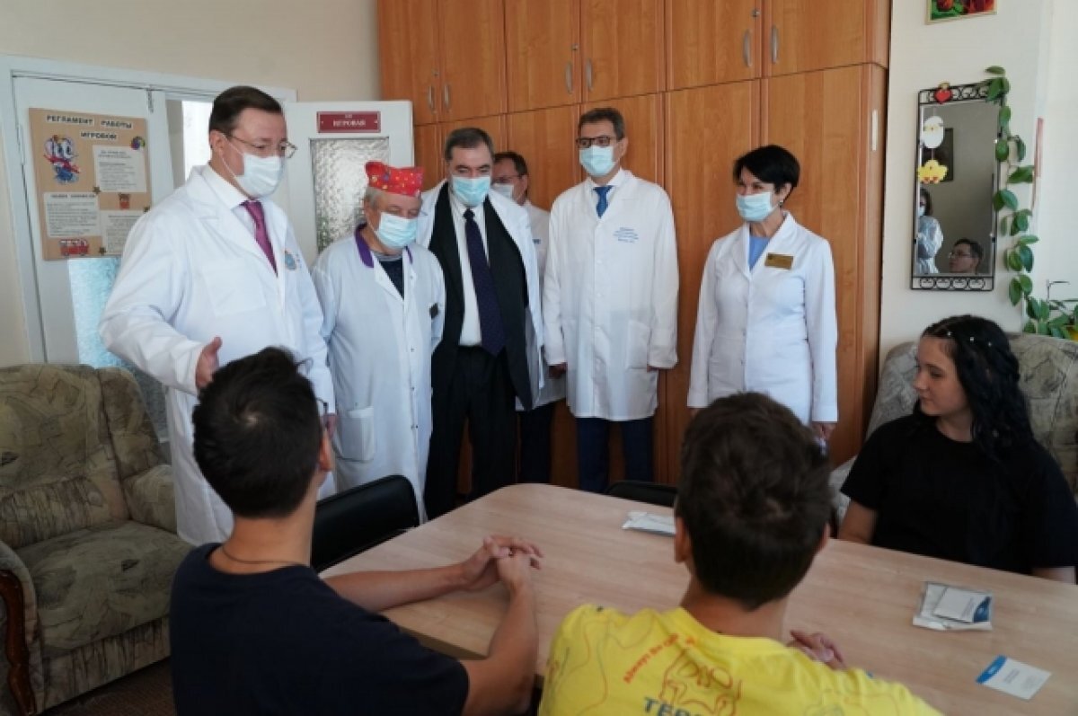    В Самаре в День знаний Дмитрий Азаров навестил ребят в больнице Середавина