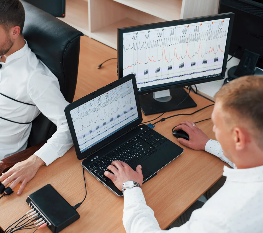 Полиграф ошибся. Полиграф. Полиграф ошибся. Абрамов роман полиграфолог. Способы обмана полиграфа.