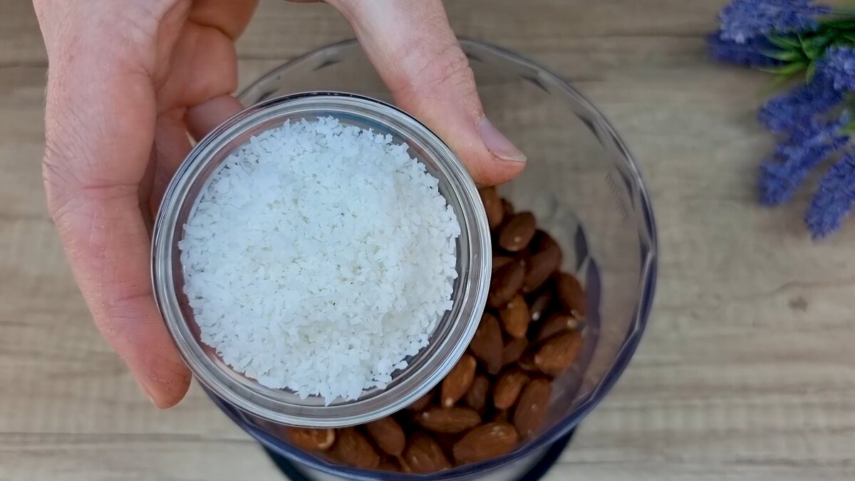 Довольно часто готовлю обалденные домашние сладости! Полезная вкуснота из сухофруктов и орехов. Хотя в них и много  калорий, но по одной, думаю, можно.-2
