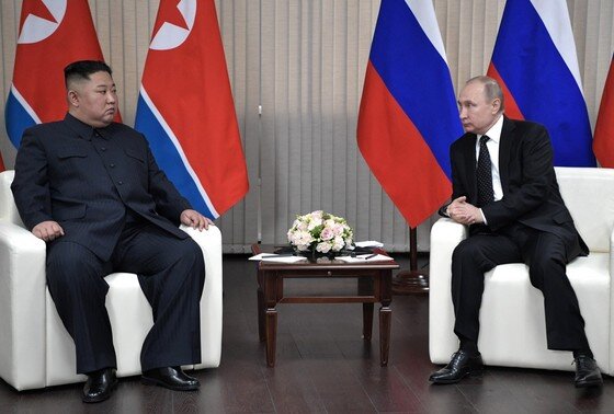    Президент РФ Владимир Путин с лидером Северной Кореи Ким Чен Ыном