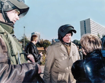 1993 год. Геннадий Николаевич Зайцев с москвичами перед Белым домом