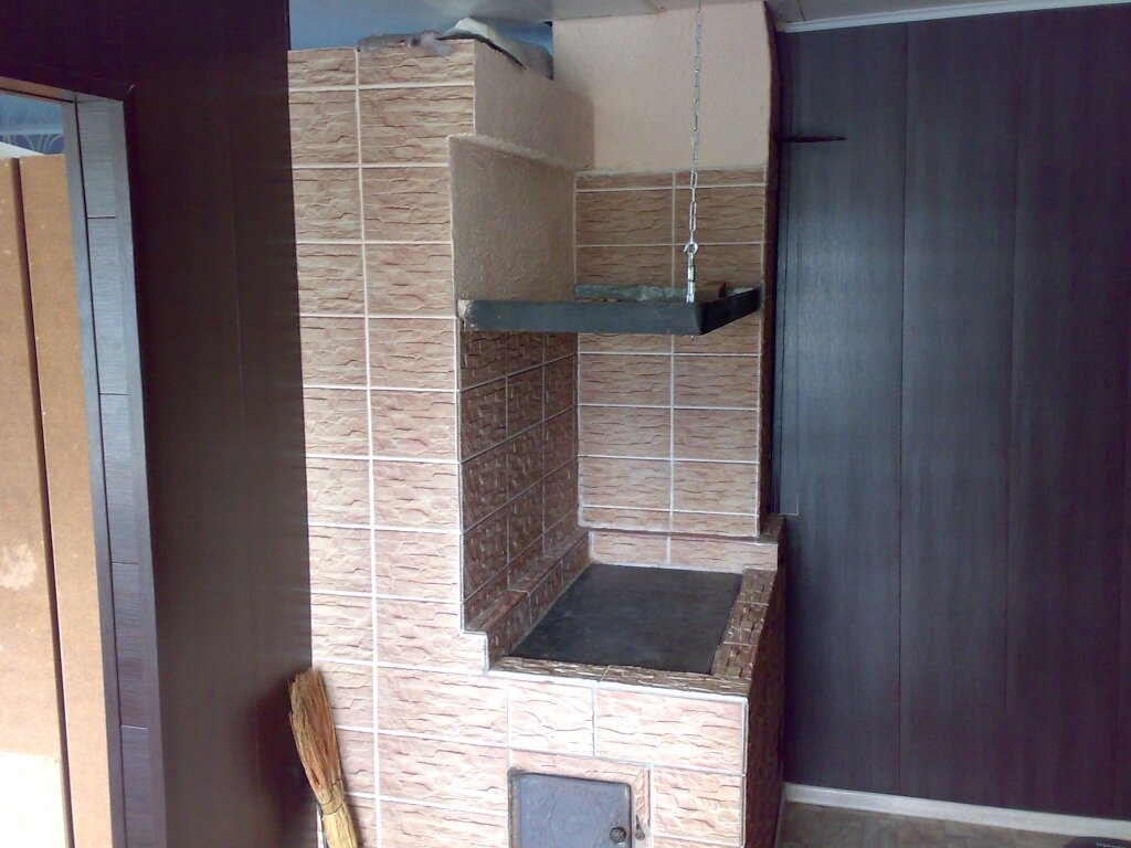 Фото старых хозяев. Печка, слева вход в комнату, справа выход.