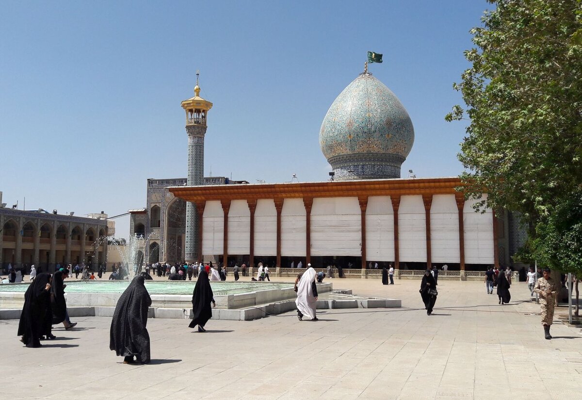 Иранки на территории мечети в Ширазе