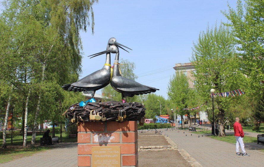 Рождение омска. Сквер Серова Омск. Рождение счастья скульптура Омск. Площадь Серова Омск. Памятник аистам в Омске.