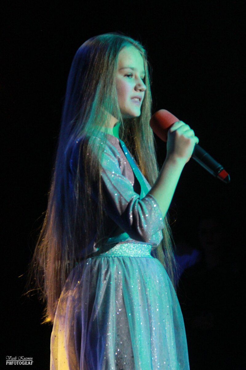 Любое выступление - этого театра моды нужно видеть, пересказать такое действо невозможно. Красивые модели преподносят на суд зрителя уникальные коллекции, фантастической одежды. Перед каждым дефиле ведущими были сами модели и именно они рассказывали, как пришли в театр, как осуществлялись их мечты и каких высот они достигли в жизни театра мод.