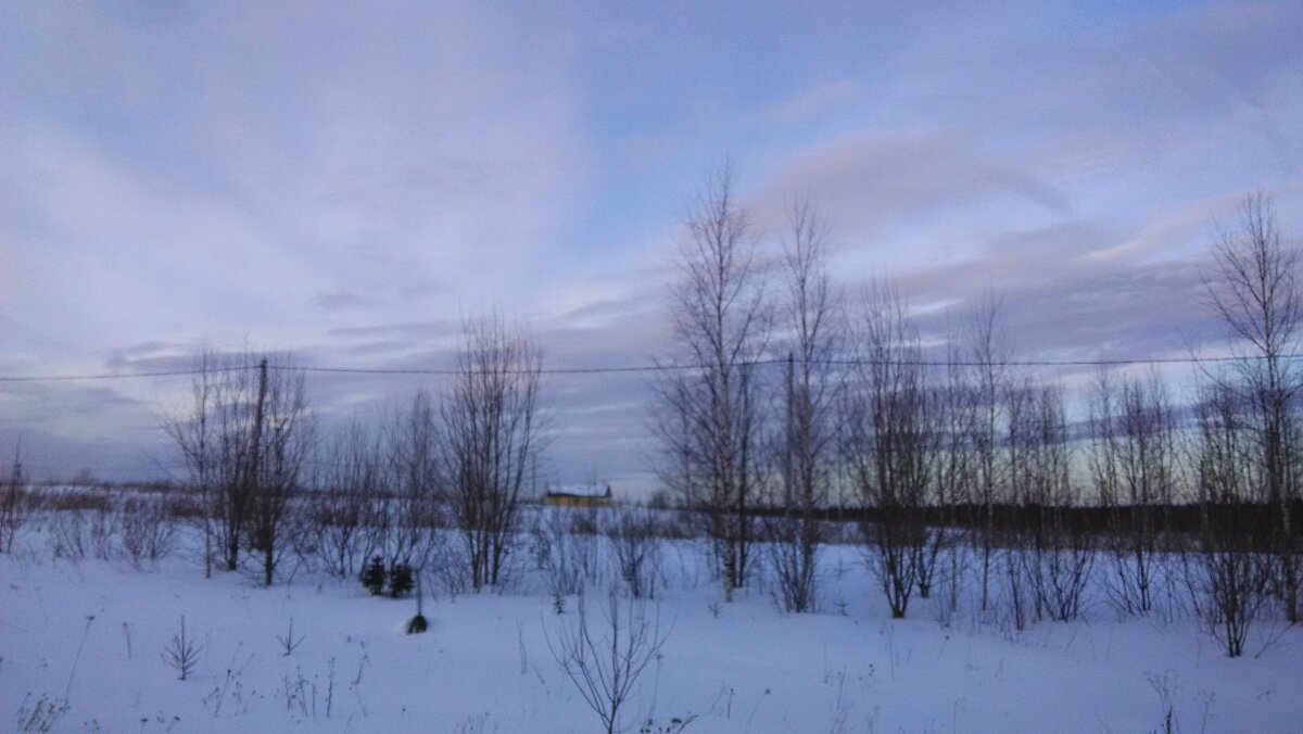 Домик интроверта. Снег на крыше, дом усаживается. Моё фото.